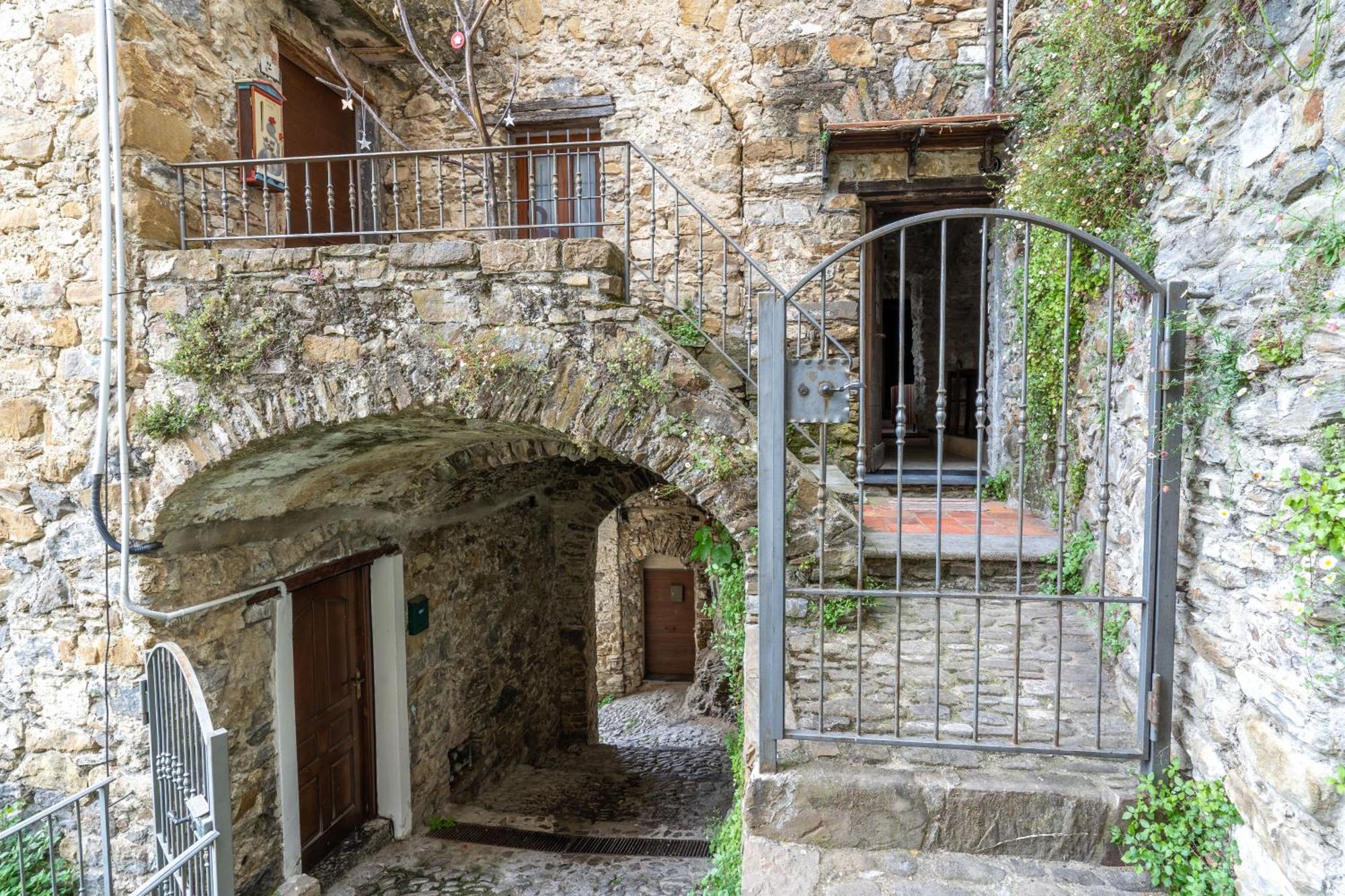 Le Chat Apricale Extérieur photo